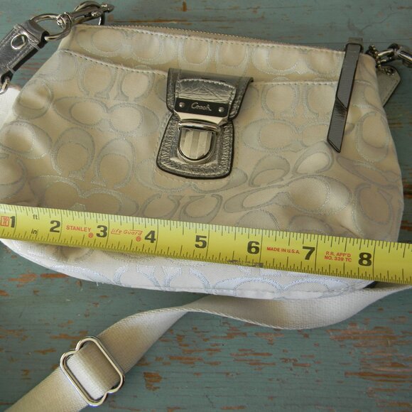 COACH Signature LOGO CANVAS/LEATHER POPPY SILVER/BEIGE Swingpack CROSSBODY BAG - Picture 4 of 10
